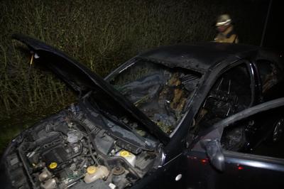 Esslingen: Stein in Auto geworfen und Fahrzeug angezuendet